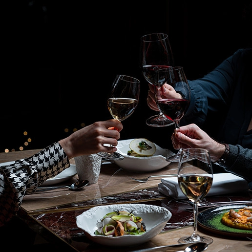 Moment de convivialité entre plusieurs personnes au restaurant Dans le Noir ?