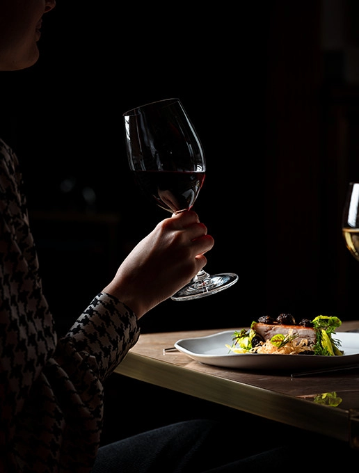 Degustación de maridaje de comida y vino durante una cena especial para el Día de la Madre en el restaurante Dans le Noir ?