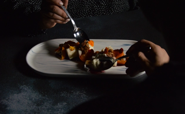 Couple partageant un dîner romantique dans le noir à Paris au restaurant Dans le Noir ?