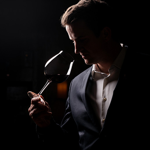 Hombre oliendo una copa de vino en el restaurante Dans le Noir ?