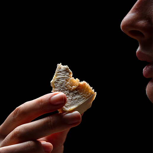 Mujer degustando un bocado en el restaurante Dans le Noir ?