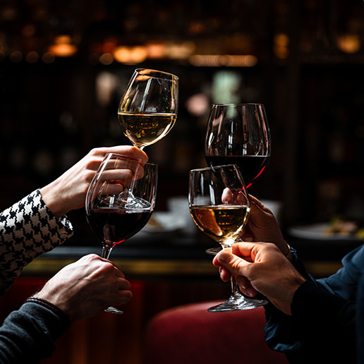 Grupo de colegas celebrando una despedida en el restaurante Dans le Noir ?