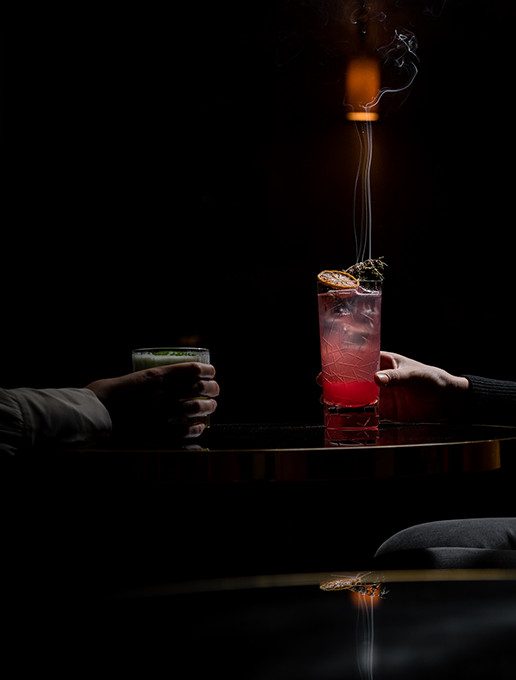 Couple mariés trinquant pour leur anniversaire de mariage au restaurant Dans le Noir ?