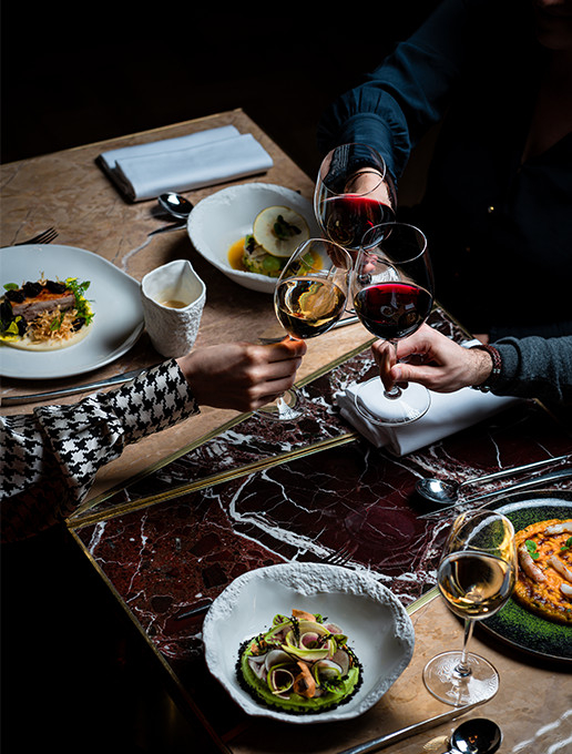 Un grupo de comensales celebrando una despedida alrededor de una cena gastronómica en el restaurante Dans le Noir ?