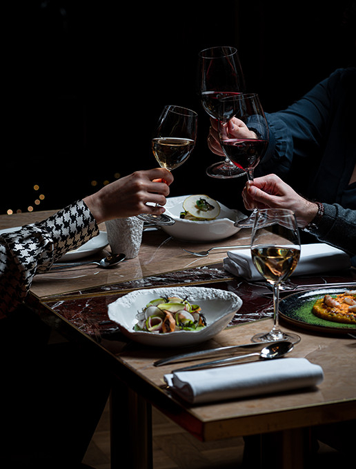 Grupo celebrando Halloween en el restaurante Dans le Noir ?