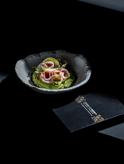 Plato navideño servido en el restaurante Dans le Noir ? junto a una caja regalo
