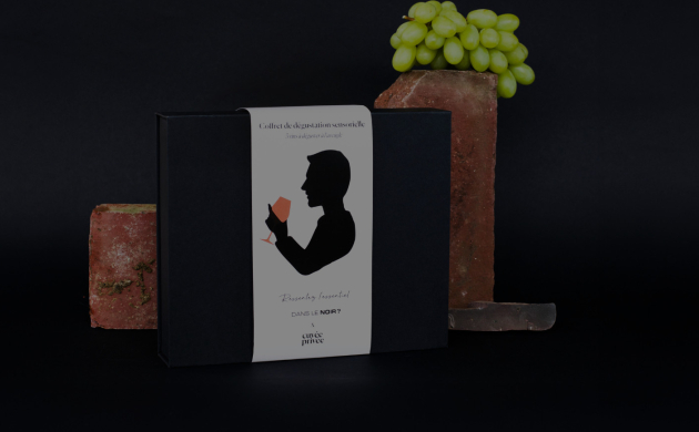 Dans le Noir ? x Cuvée Privée caja de degustación sensorial que contiene 5 vinos para cata a ciegas, presentados sobre un elegante fondo negro.