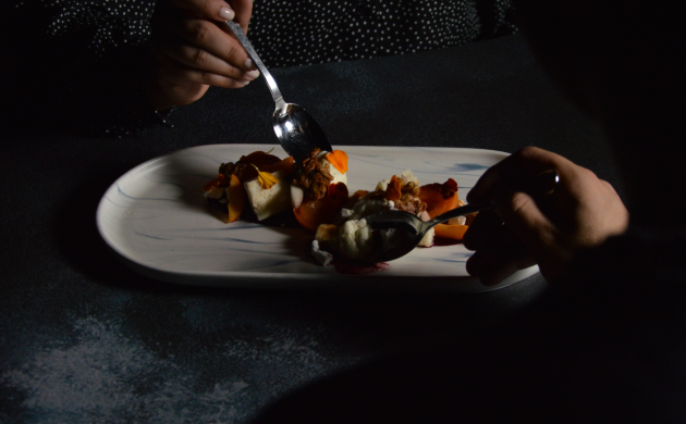 Couple partageant un dîner romantique dans le noir à Paris au restaurant Dans le Noir ?